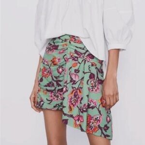Zara woman’s floral print ruched mini skirt